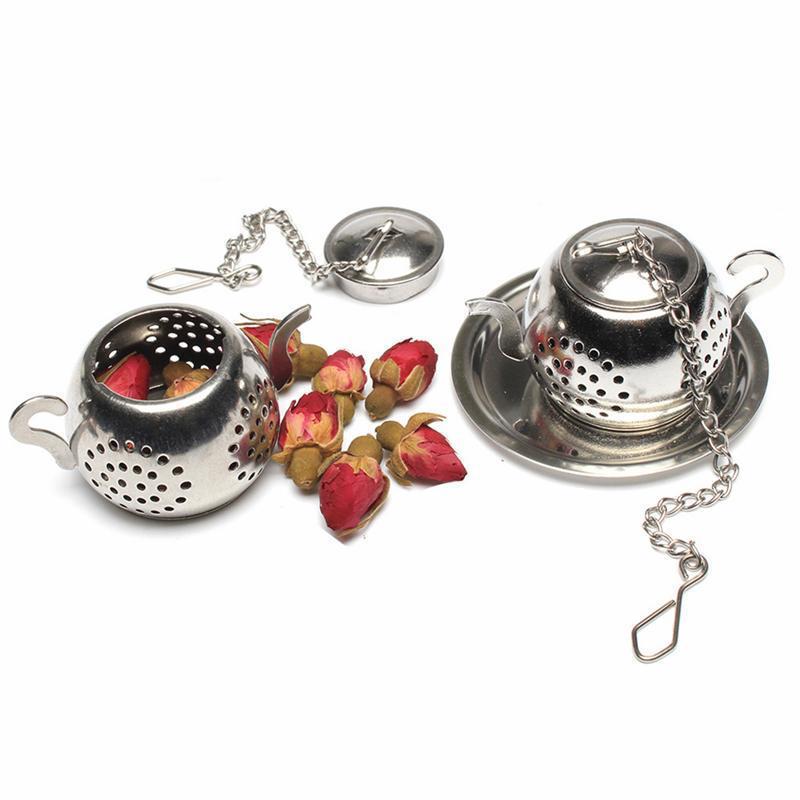 Infusore a forma di teiera in acciaio inox aperto, con catena, insieme a boccioli di rosa
